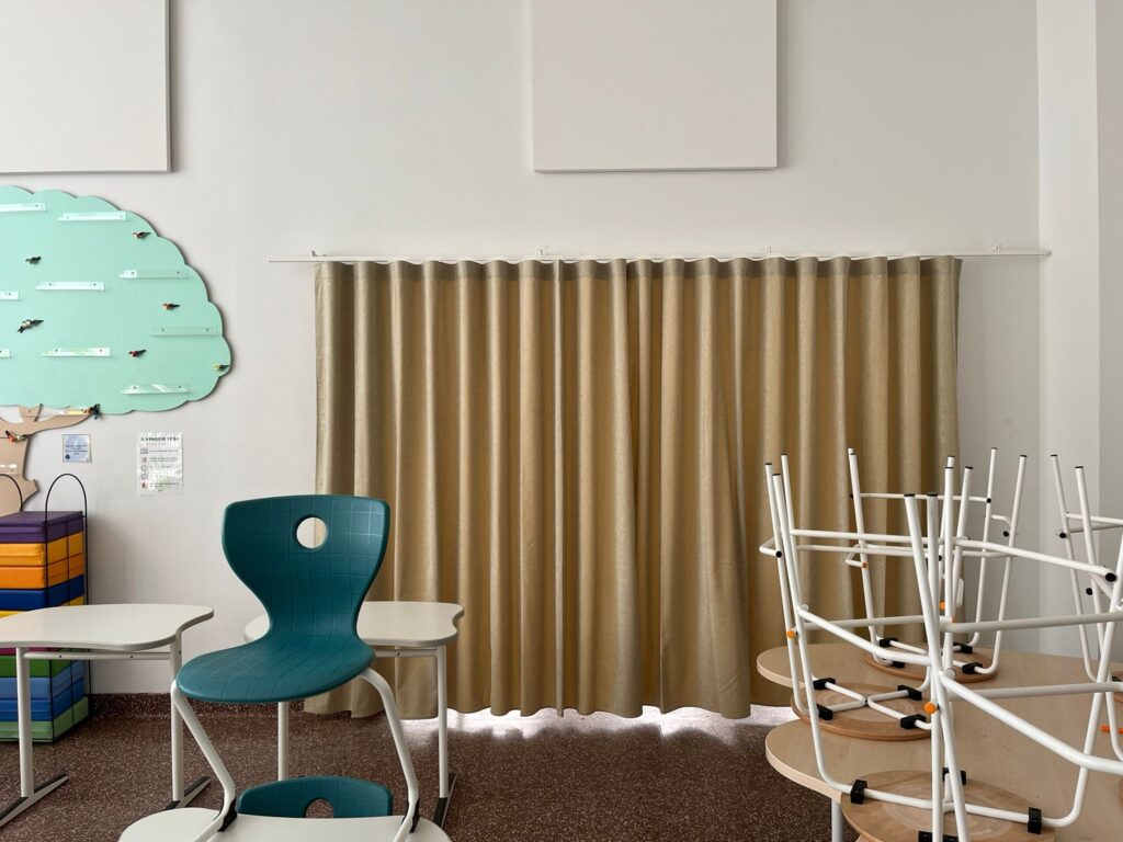 Tom Goeminne - Akoestische gordijnen Caimi school (1)