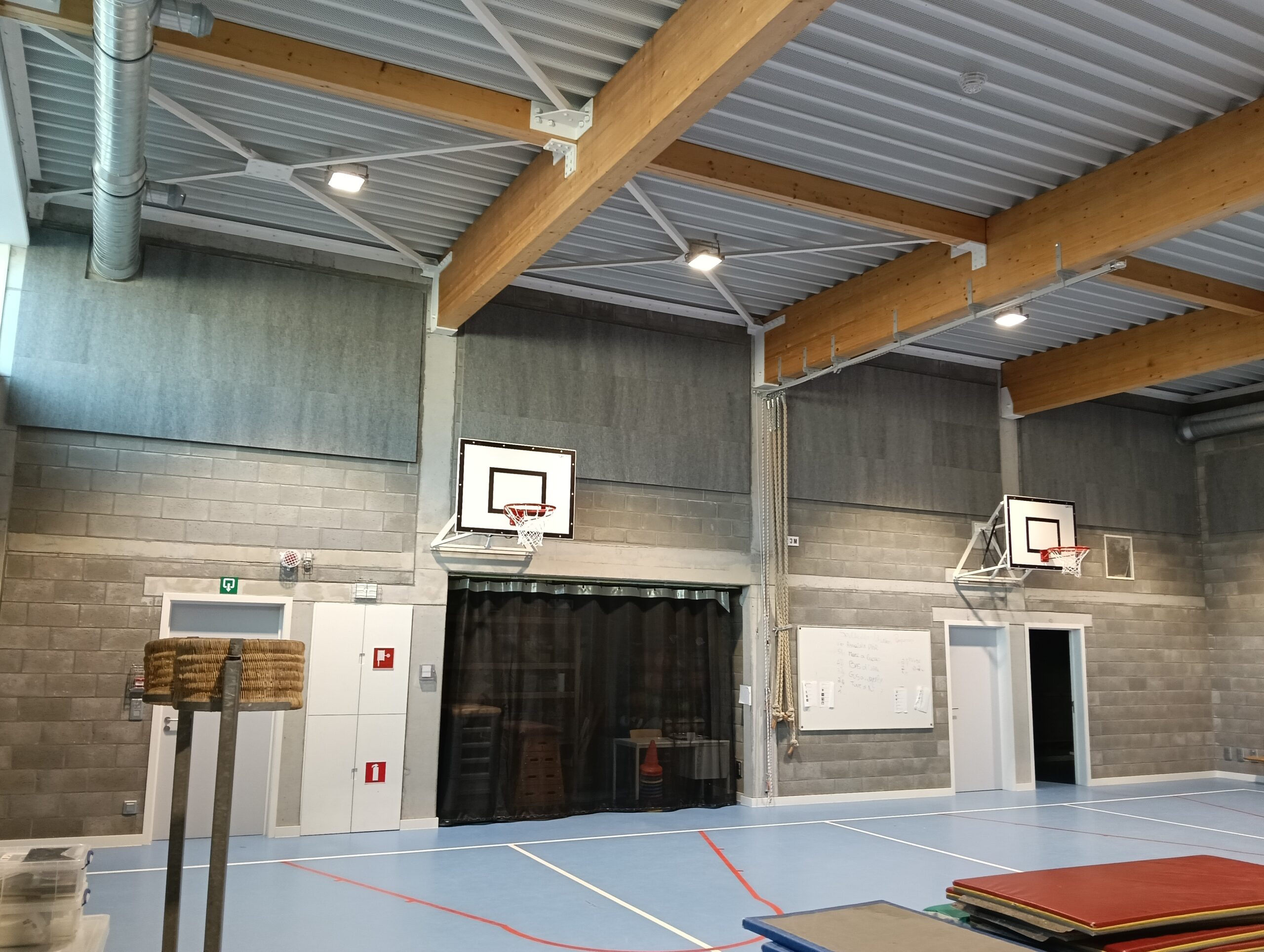 absorberende balbestendige wand en plafond bekleding sportzaal school - Tom Goeminne